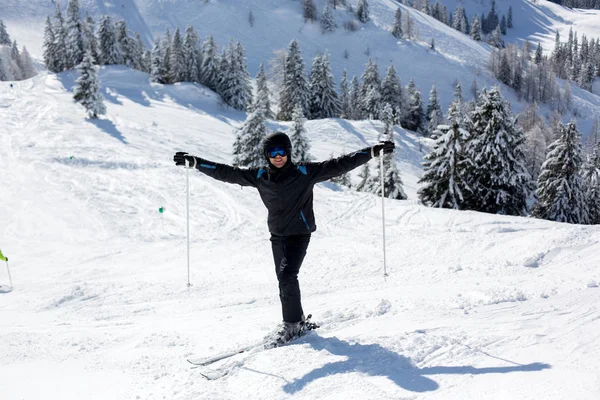 Jongeman Skiën Oostenrijkse Alpen Winter — Stockfoto