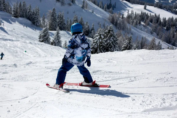 Carino Bambino Età Prescolare Sciare Nella Località Invernale Austriaca Una — Foto Stock