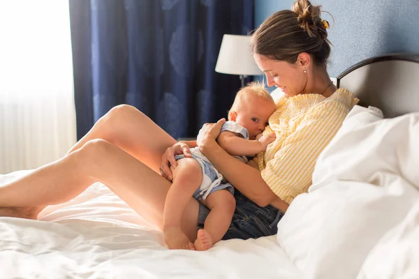 年轻的母亲 坐在床上与她的男婴 有共享的时刻的喜悦 母乳喂养 Cudling 舒适在家中 — 图库照片