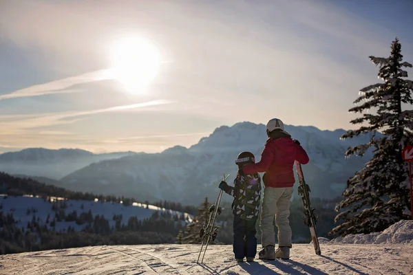 Anne Oğlu Birlikte Avusturya Alplerinde Mutlu Aile Kavramı Günbatımı Üzerinde — Stok fotoğraf
