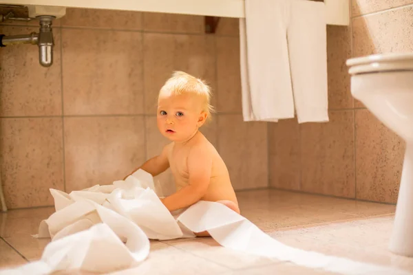 Criança Menino Criança Rasgando Com Papel Higiênico Banheiro — Fotografia de Stock