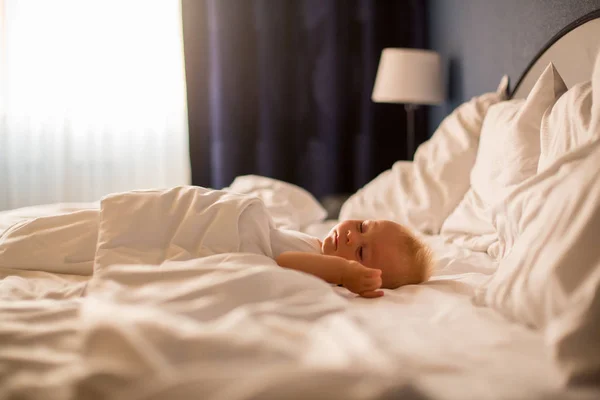 Vackra Pojke Söta Barn Sängen Spelar Sängen Efter Bad Sover — Stockfoto