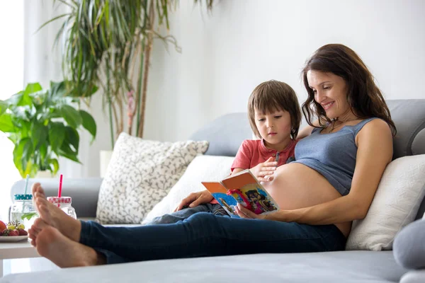 Jonge Zwangere Vrouw Het Lezen Van Een Boek Thuis Met — Stockfoto