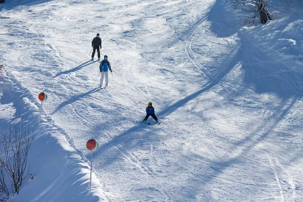 Apa Fia Gyermek Óvodai Síelés Osztrák Síparadicsomban Hegyekben Télen — Stock Fotó