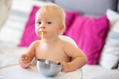 Küçük bebek bir yıl kapalı makarna yemek eski. Spagetti ile komik yürümeye başlayan çocuk. Sevimli ve sağlıklı gıda.