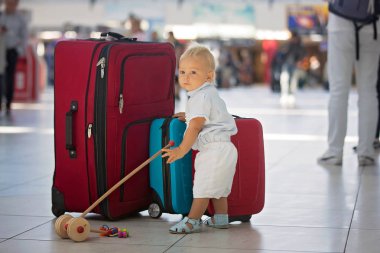 Çocuklar, birlikte seyahat ediyor, havaalanında uçağa binmek için bekliyor.