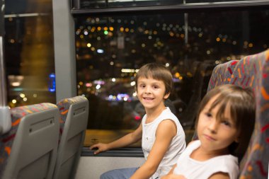 Çocuk portresi, iluminated sokakları Monako ile gece zevk çocuklar veri görüntülemek