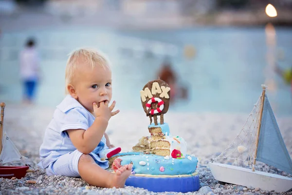 甘い男の子は ビーチで海の装飾 海テーマ ケーキと最初の誕生日を祝って — ストック写真