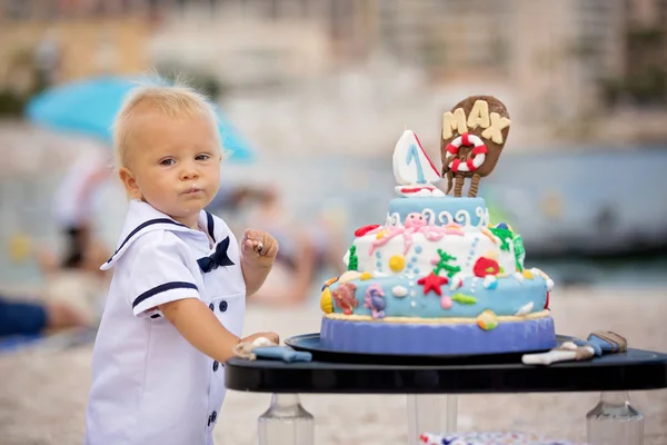 Dulce Bebé Celebrando Playa Primer Cumpleaños Con Pastel Temático Mar —  Fotos de Stock