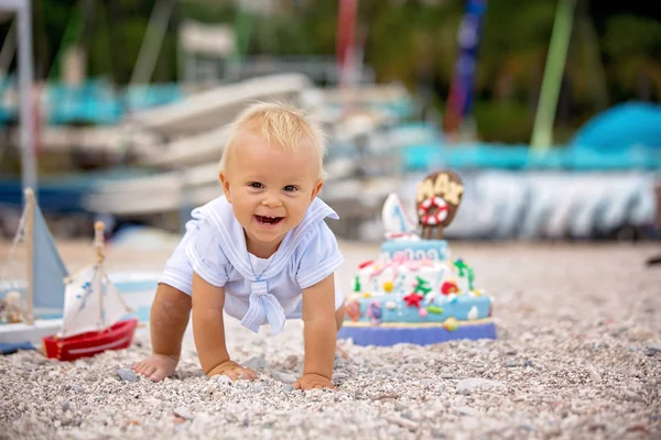 Dulce Bebé Celebrando Playa Primer Cumpleaños Con Pastel Temático Mar — Foto de Stock
