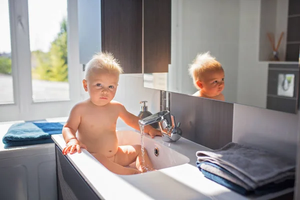 Kąpieli Dziecka Zlew Dziecko Bawiąc Się Pianki Baniek Mydlanych Słoneczny — Zdjęcie stockowe