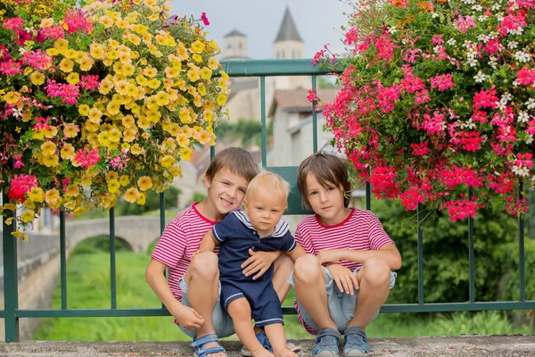 Children Standing Front Flower Pots Town Chatillon Sur Seine France — Stock Photo, Image