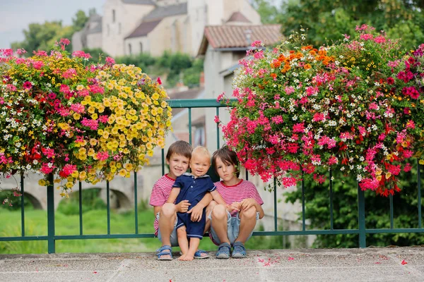 Bambini Piedi Davanti Vasi Fiori Nella Città Chatillon Sur Seine — Foto Stock