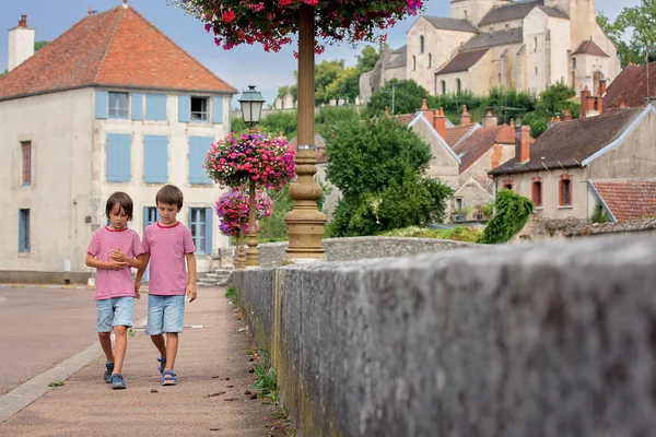 Children Standing Front Flower Pots Town Chatillon Sur Seine France — Stock Photo, Image