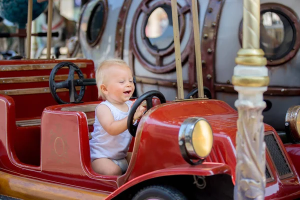 Barn Som Går Merry Barnen Leker Carousel Sommaren — Stockfoto