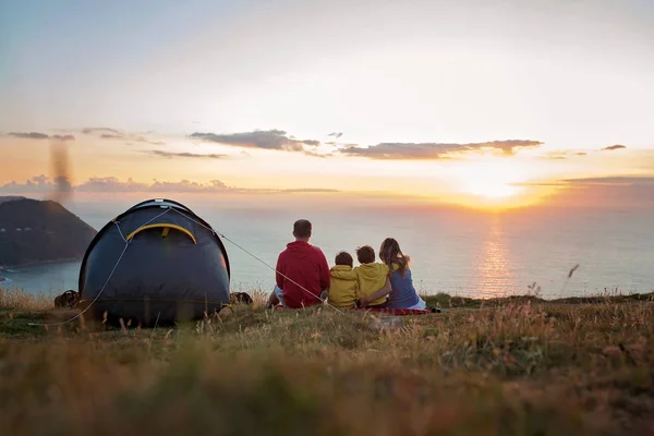 Wspaniałą Rodzinę Camping Wzgórzu Ciesząc Się Widokiem Zachodu Słońca Exmoor — Zdjęcie stockowe