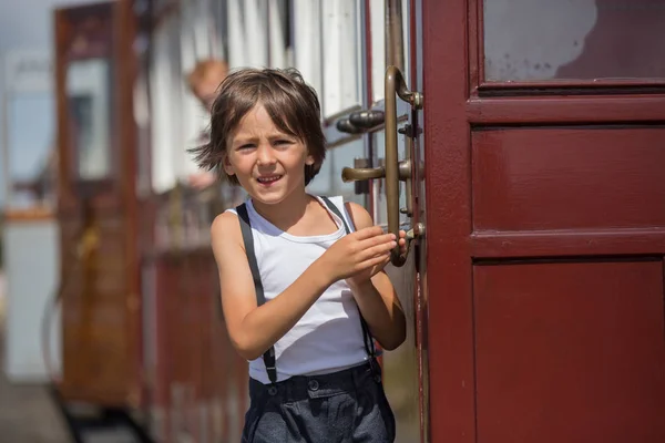 Criança Bonita Vestida Com Roupas Vintage Desfrutando Trem Vapor Antigo — Fotografia de Stock