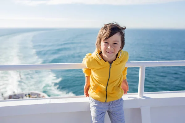 快乐的家庭 旅行的邮轮上的假期 户外甲板上 — 图库照片