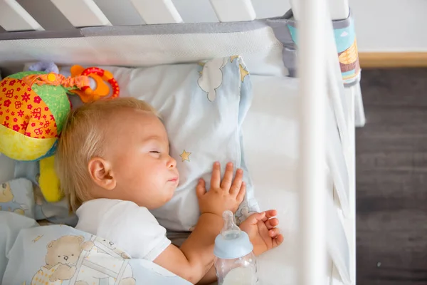 Γλυκό Αγοράκι Κοιμάται Μπουκάλι Γάλα Φόρμουλας Κουρασμένο Παιδί Βρεφικό Κρεβάτι — Φωτογραφία Αρχείου
