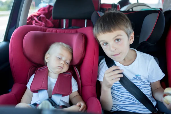 Los Niños Viajan Asientos Coche Coche Yendo Vacaciones —  Fotos de Stock