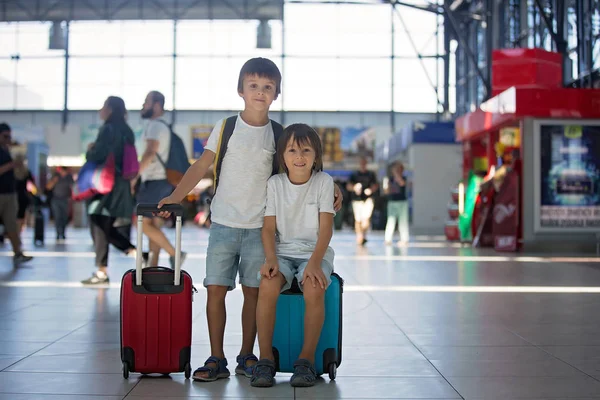 Lapset Jotka Matkustavat Yhdessä Odottavat Lentokentällä Nousta Lentokoneeseen — kuvapankkivalokuva