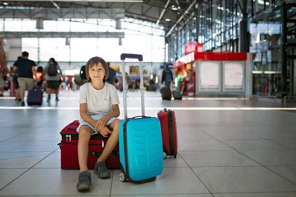 Dzieci Podróżujące Razem Czekające Lotnisku Aby Wejść Pokład Samolotu — Zdjęcie stockowe