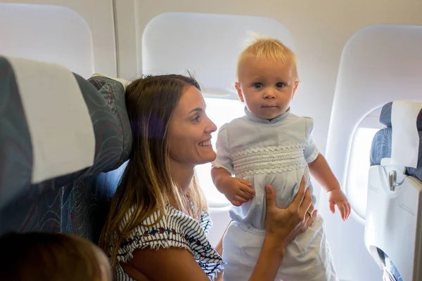 Ung Mamma Spela Och Amning Hennes Småbarn Pojke Ombord Flygplan — Stockfoto