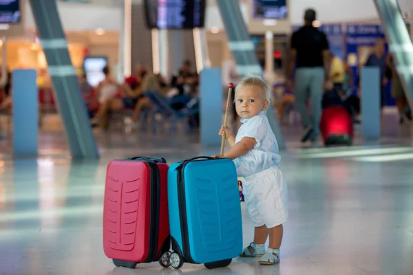 Kinderen Samen Reis Wachtend Luchthaven Aan Boord Van Het Vliegtuig — Stockfoto