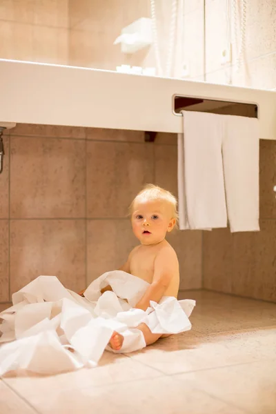 幼児男の子 子供トイレでトイレット ペーパーを裂く — ストック写真