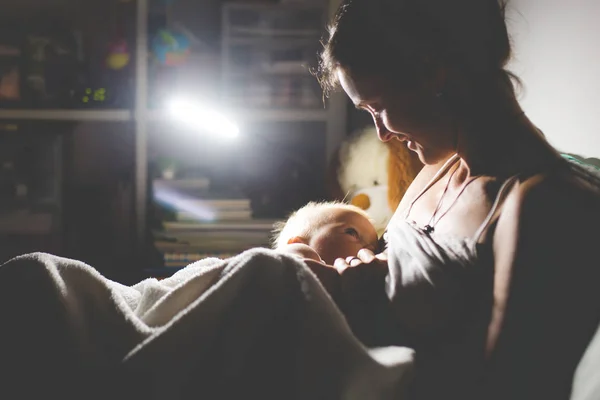 Genç Güzel Annem Emzirme Gece Onun Yeni Doğan Bebek Çocuk — Stok fotoğraf