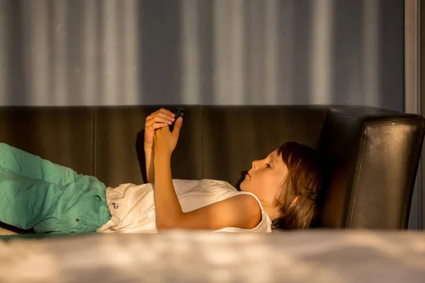 Preschool Jongen Liggend Bank Spelen Tablet Zonsondergang Zonnige Slaapkamer — Stockfoto