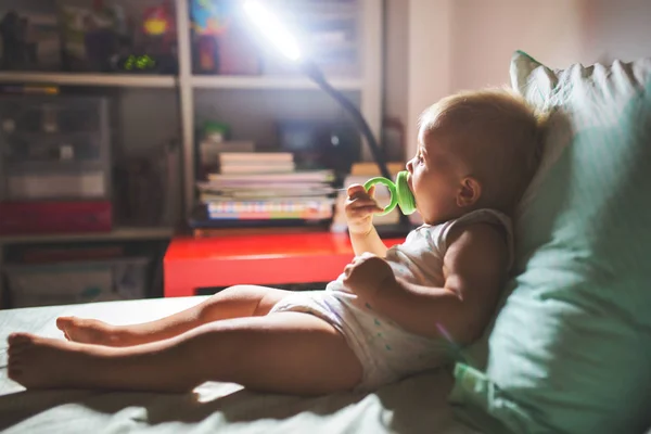 Junge Spielt Nachts Bett Schummriges Licht — Stockfoto