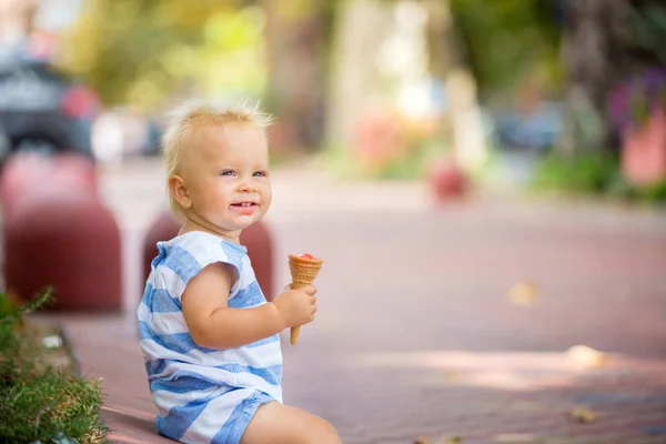 Pequeno Menino Doce Comendo Sorvete Morango Parque Dia Quente Verão — Fotografia de Stock