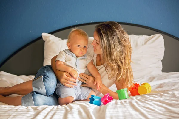 Mãe Bebê Menino Criança Bonito Brincando Juntos Cama Com Brinquedo — Fotografia de Stock