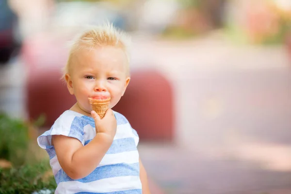 Lieve Baby Jongetje Het Eten Van Aardbeiroomijs Het Park Een — Stockfoto