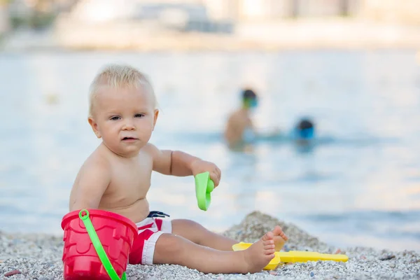 Mały Chłopiec Dziecko Grając Plaży Plastikowymi Zabawkami Kamyki — Zdjęcie stockowe