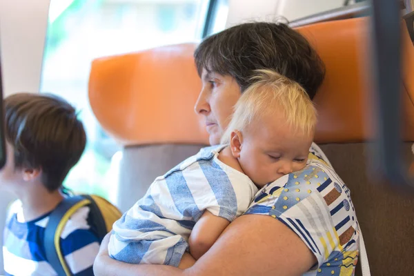 Abuela Bebé Niño Viajando Tren Yendo Una Jorney Juntos Hermano —  Fotos de Stock