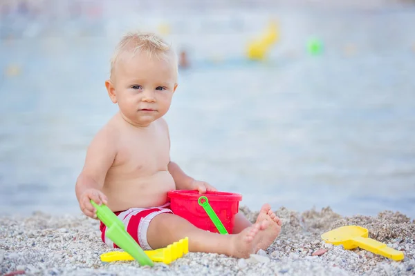 Baby Jongetje Spelen Het Strand Met Plastic Speelgoed Kiezels — Stockfoto