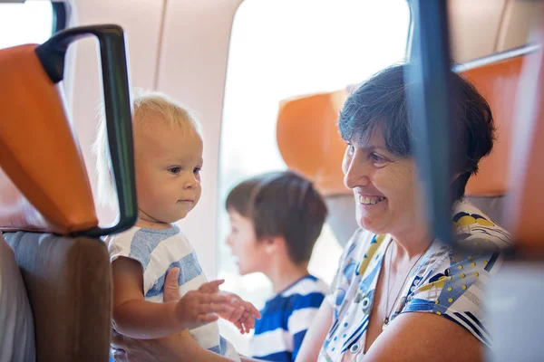 Mormor Och Baby Pojke Resor Ett Tåg Åka Resa Tillsammans — Stockfoto