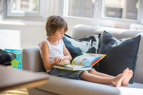 Criança Pré Escolar Lendo Livro Brincando Com Brinquedo Educativo Madeira — Fotografia de Stock