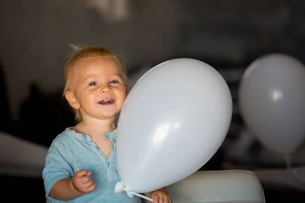 小さな男の子 彼の最初の誕生日を祝ってケーキと風船を家庭で有する — ストック写真