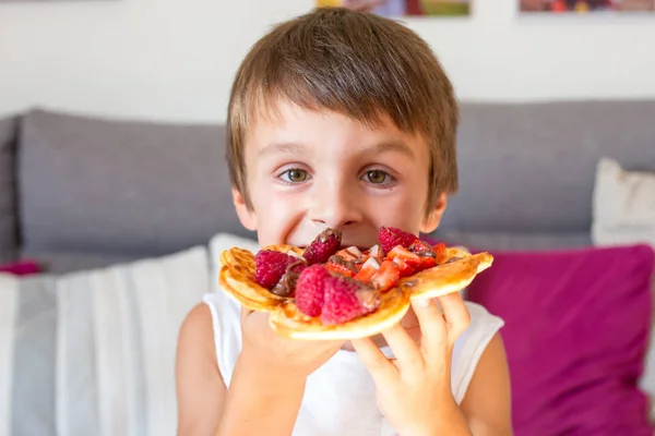 甜蜜的生日男孩 吃比利时的华夫饼与草莓 覆盆子和巧克力在家里 — 图库照片