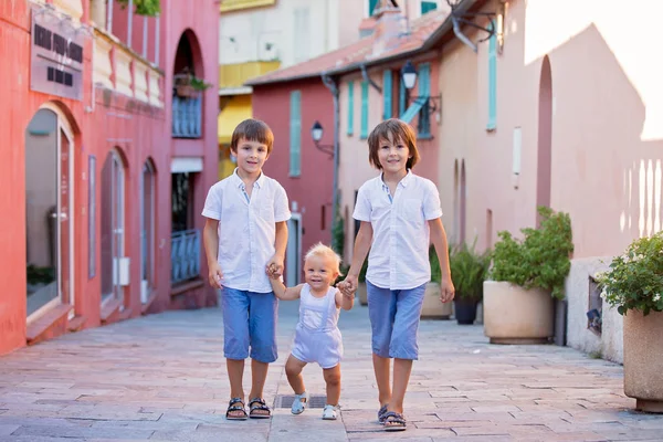 小男孩和他的哥哥们 漫步在 Villefrance 镇的五颜六色的街道上 法国利维拉 — 图库照片