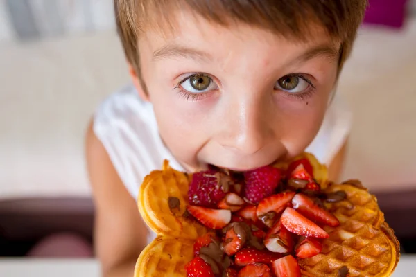 Zoete Feestvarken Belgische Wafel Met Aardbeien Frambozen Chocolade Eten Thuis — Stockfoto