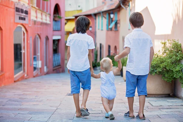 小男孩和他的哥哥们 漫步在 Villefrance 镇的五颜六色的街道上 法国利维拉 — 图库照片