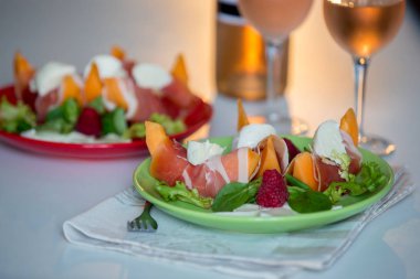 Şarap kavun, mozzarella ve jambon ve meyve salatası