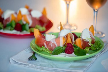 Şarap kavun, mozzarella ve jambon ve meyve salatası