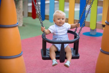 Bebek Çocuk, farklı ile oynarken playgdorund yaz gezintisi