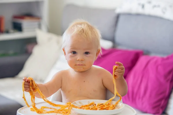 可爱的小宝宝一岁就在室内吃面食 有趣的孩子与意大利面条 可爱的孩子和健康的食物 — 图库照片