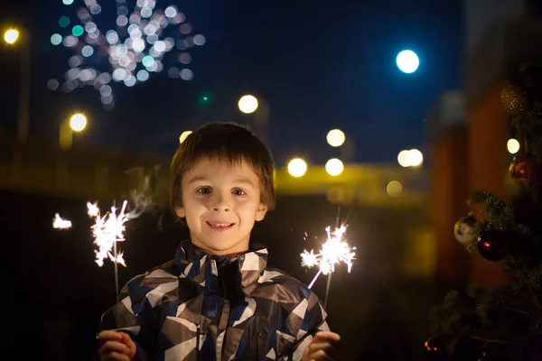 Förskolebarn Hålla Tomtebloss Firar Nyårsafton Utomhus Titta Fyrverkerier — Stockfoto